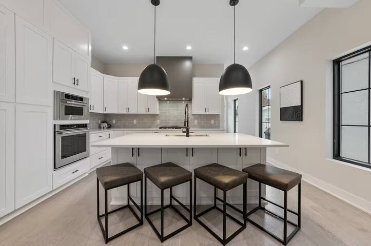 Newer Build- Luxury Spacious Home- 3 Living rooms gallery image 4