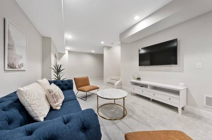 Newer Build- Luxury Spacious Home- 3 Living rooms gallery image 2