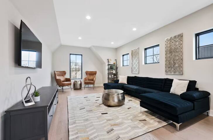 Newer Build- Luxury Spacious Home- 3 Living rooms gallery image 5