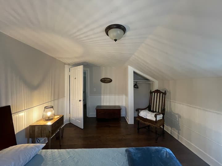 La casa #1, Bdrm 3, ofrece una cómoda cama tamaño queen y un amplio espacio en el armario para tu comodidad.