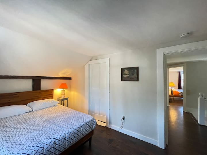 El alojamiento #1 cuenta con una cama de tamaño completo conectada a una oficina en casa que puede funcionar como un área adicional para dormir. Ten en cuenta que todas las habitaciones del alojamiento n.º1 están ubicadas en el segundo piso.