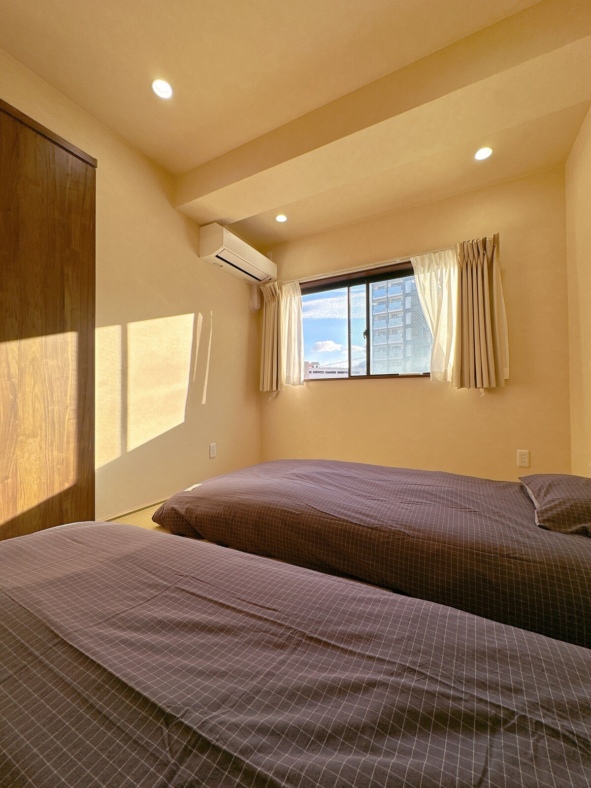 1.1m x 2mのシングルベッド2台、5つ星ホテル品質の寝具、エアコン、クローゼット、その他の必需品が備わっています。日当たりが良く、リラックスしたいあなたのニーズを満たします。