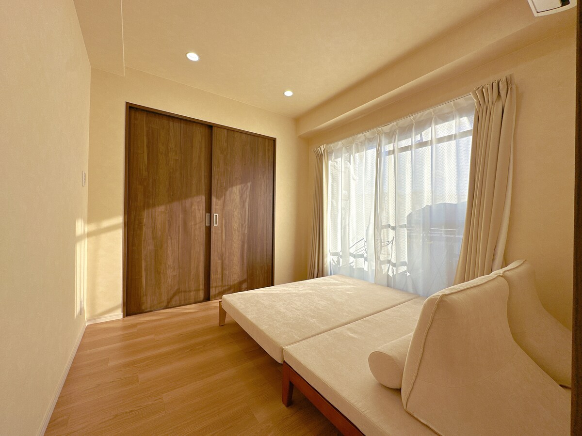 客室には1.35m x 2mのダブルベッド、5つ星ホテルの品質の寝具、エアコン、クローゼット、その他の必需品が備わっています。床から天井までの大きな窓は、光がよく入るので、ゲストの休息と睡眠を保証します。玄関はキッチンとダイニングエリアにつながっています。