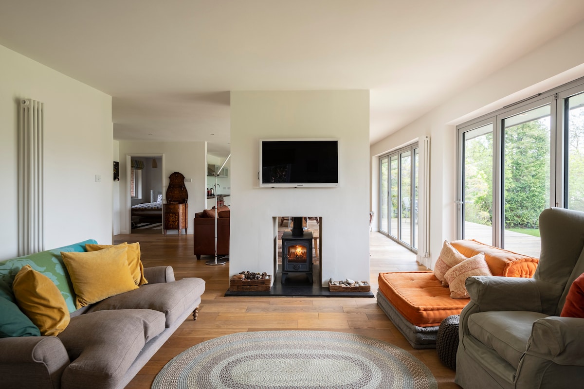 Top Airbnb: Meare cottage with boat and spectacular lake views in Aldringham Cum Thorpe