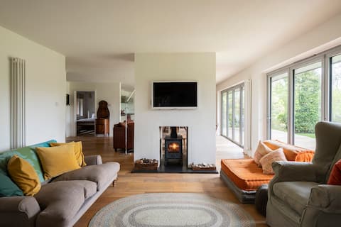 Top Airbnb: Meare cottage with boat and spectacular lake views in Aldringham Cum Thorpe