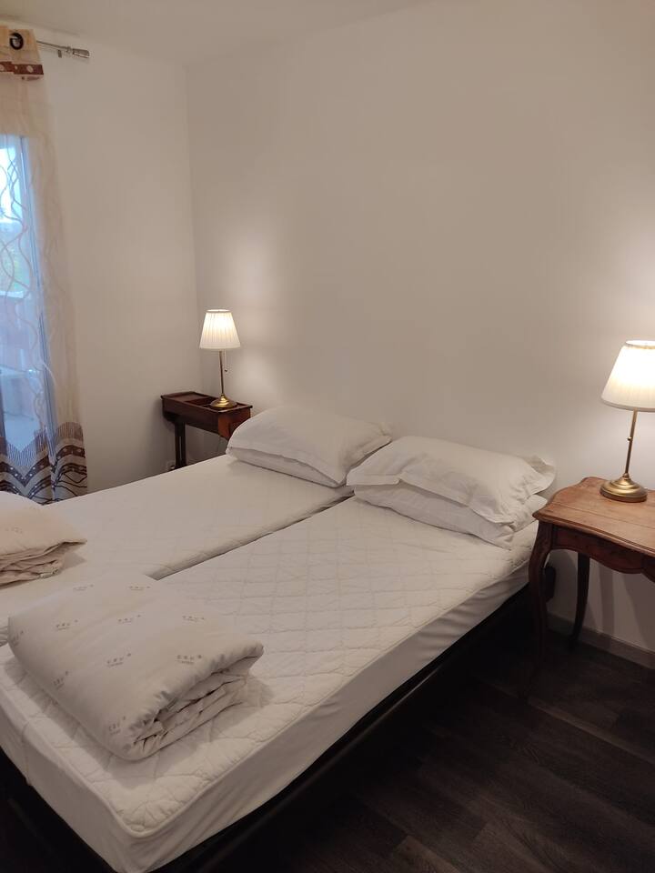 1 ห้องนอนเข้าถึงระเบียง