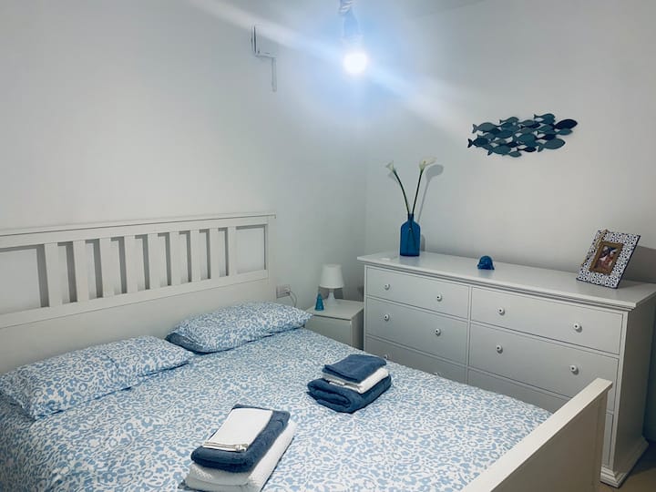 Pohodlná manželská posteľ 
Ďalšie vankúše a prikrývky
Vetrací systém 
Veľká komoda na odkladanie oblečenia
Praktické mobilné vešiaky 