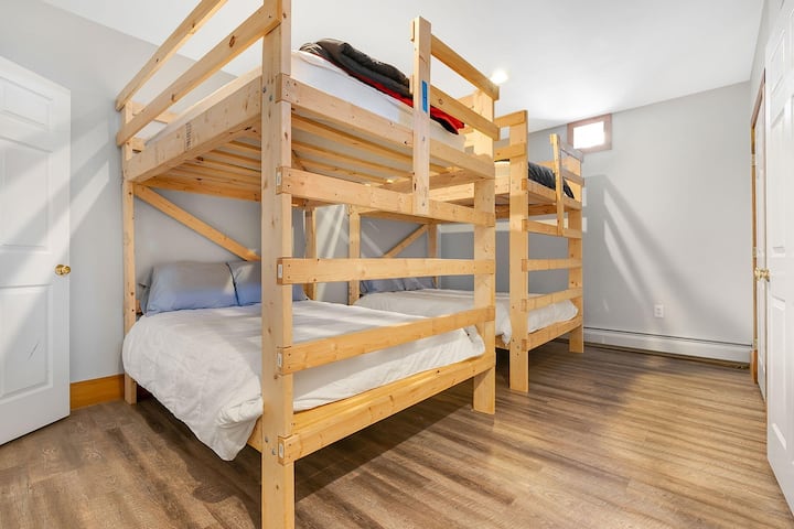 Veľká druhá spálňa na spodnom poschodí so štyrmi matracmi Queen a šatníkom s priestorom na uskladnenie.