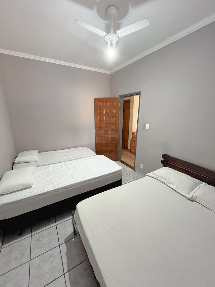 Krevet,fotografija cijele sobe,spavaća soba