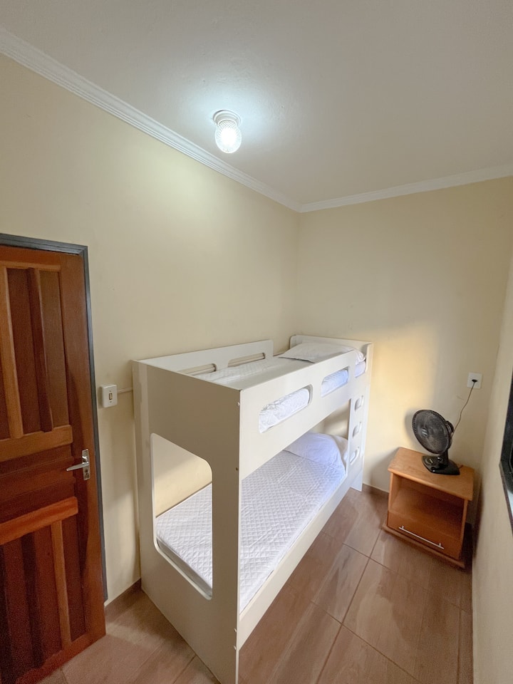 Krevet,fotografija cijele sobe,spavaća soba