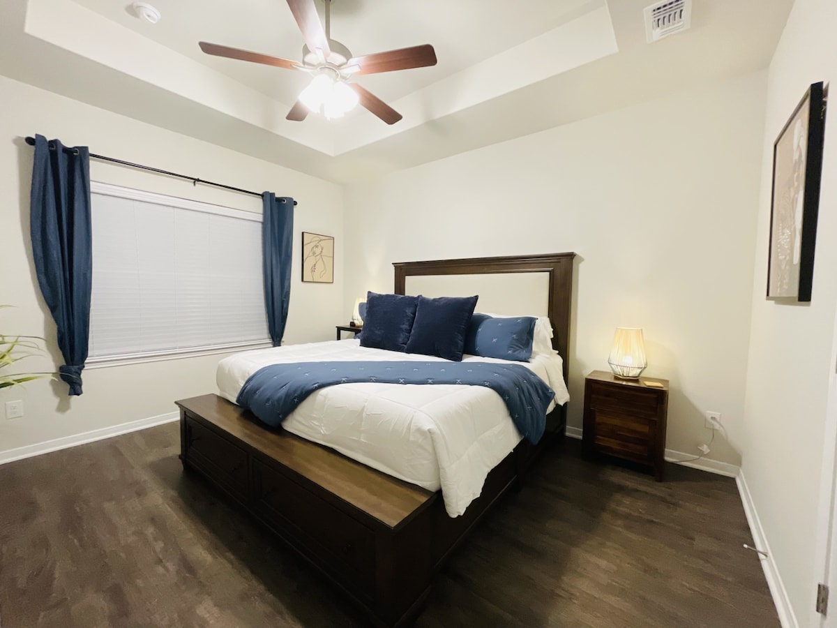 استمتع بالنوم في غرفة مريحة تناسب الملوك.