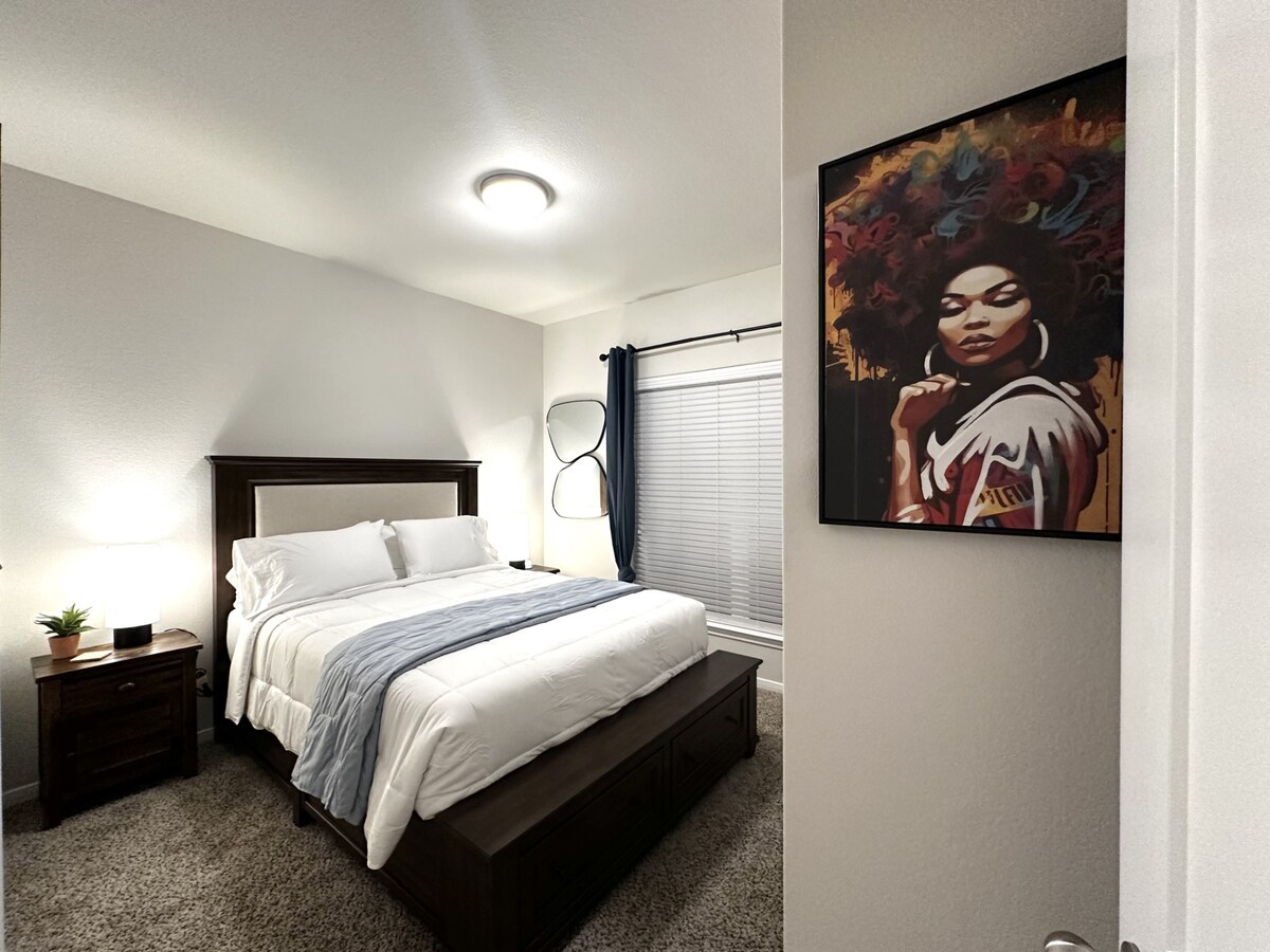 غرفة نوم ضيوف مشرقة وجذابة مع راحة أنيقة وديكور مبهج.