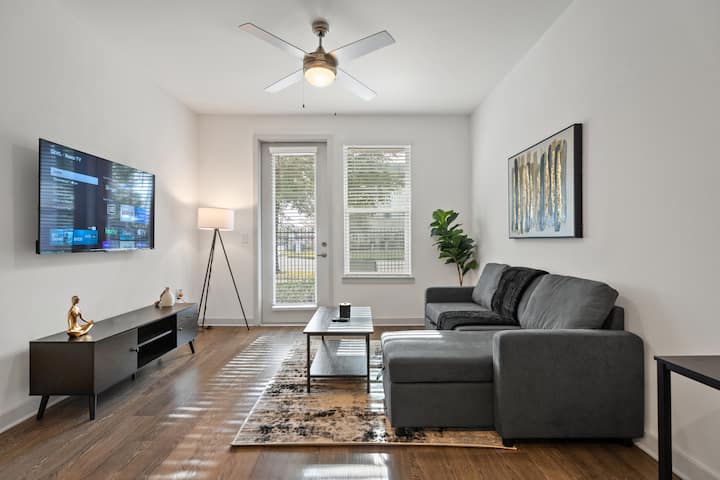 Spacious 1 Br Apt|king Bed|&nbsp;Pool|gym|clse 2 Beach. - Jacksonville, FL