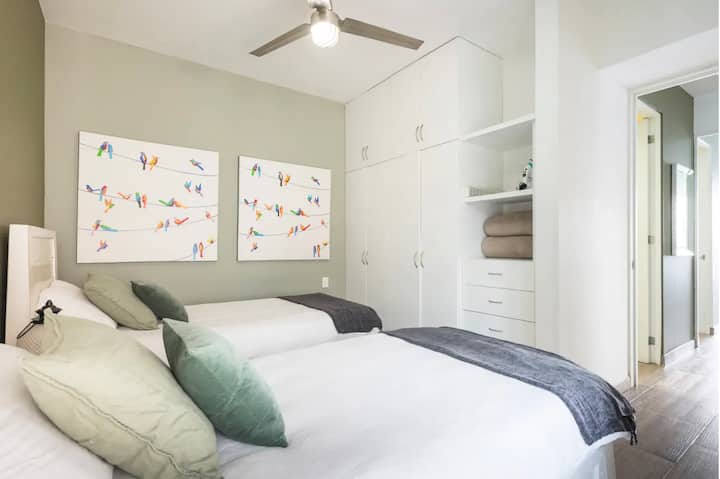 Единечен кревет 404 Единица 2 може да биде брачен кревет (широк 150-179 см)