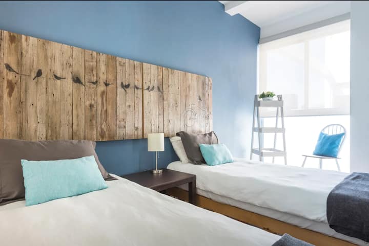 403: 2 единечни кревета и може да се претворат во брачен кревет (широк 150-179 см)