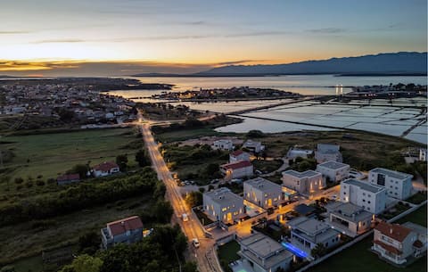 Perfect Fall Getaway: Private Villa in Nin for 10