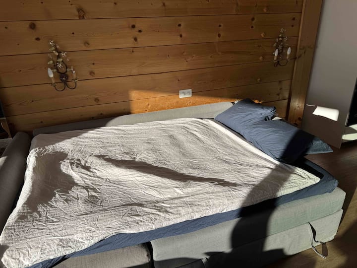 Rozkladacia pohovka je hlavnou pohovkou v obývacej izbe. Potom je k tomu pridaná hrubá vrchná vrstva. Posteľ je ekvivalentom dvojlôžka. Upozorňujeme, že počas dňa budete musieť odstrániť vrchnú časť, uložiť ju pod pohovku alebo do skrinky.