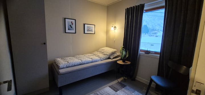 เตียงขนาด 90x200 ซม. 
ตู้เย็นพร้อมชั้นวางของเป็นราวแขวนเสื้อโค้ทและกระจกบนผนัง 