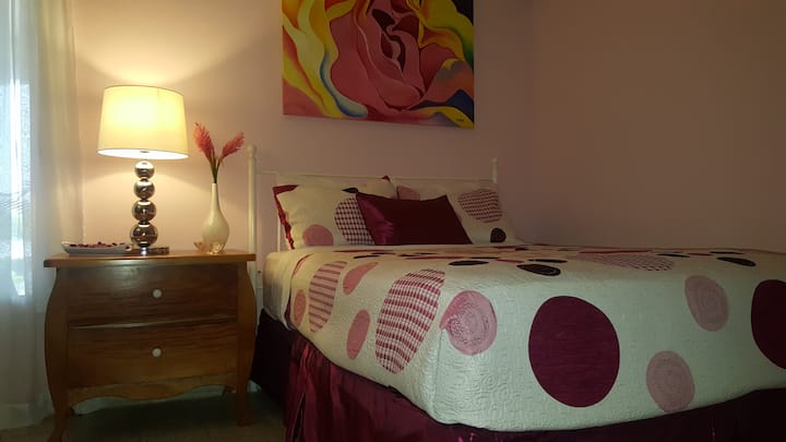 Varmt værelse med vindue til terrasse, fælles badeværelse, queensize-dobbeltseng, aircondition, bord/skrivebord, skab