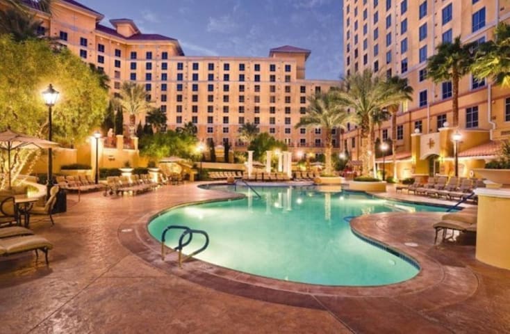 Luxury 2BR 2Bath Resort – Pools & Strip Shuttle!