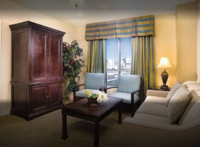 Luxury 2BR 2Bath Resort – Pools & Strip Shuttle! gallery image 2