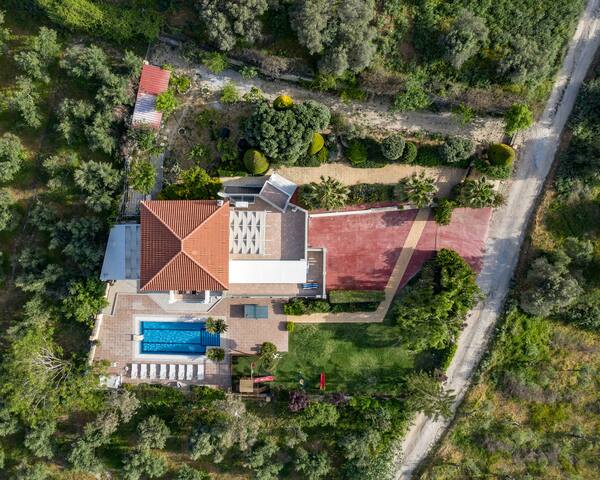 Tsourlakis Residence, an oasis of tranquility gallery image 3