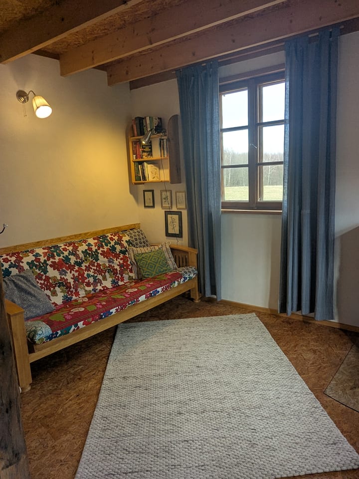 Si el ascenso al piso superior al área para dormir es demasiado extenuante, ¡este sofá se convierte en cama!