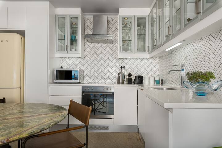 Designer Oasis with Stunning Ocean Views gallery image 5