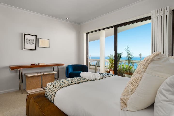 Designer Oasis with Stunning Ocean Views gallery image 2