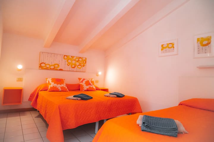 1 bračni krevet (širine 125-149 cm)