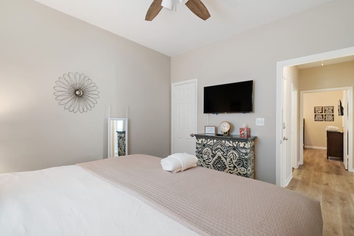 Druhá spálňa s manželskou posteľou veľkosti King.