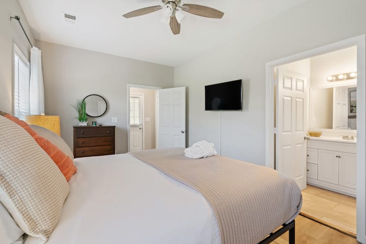 Hlavná spálňa s manželskou posteľou veľkosti King a vlastnou kúpeľňou. 