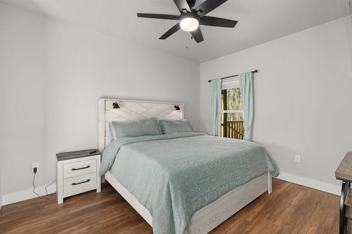 Брачен кревет (широк 150-179 см). Оваа спална соба има паметен телевизор од 55инчи