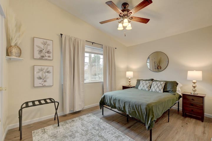 Dormitorio 2 - Cama de tamaño completo, ventilador de techo y armario 