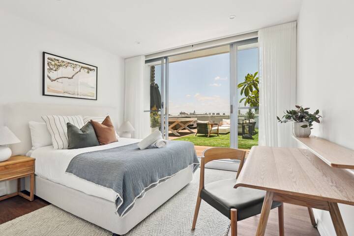 Botanical Hot Tub, Cold Plunge & Luxe Steam Shower gallery image 3