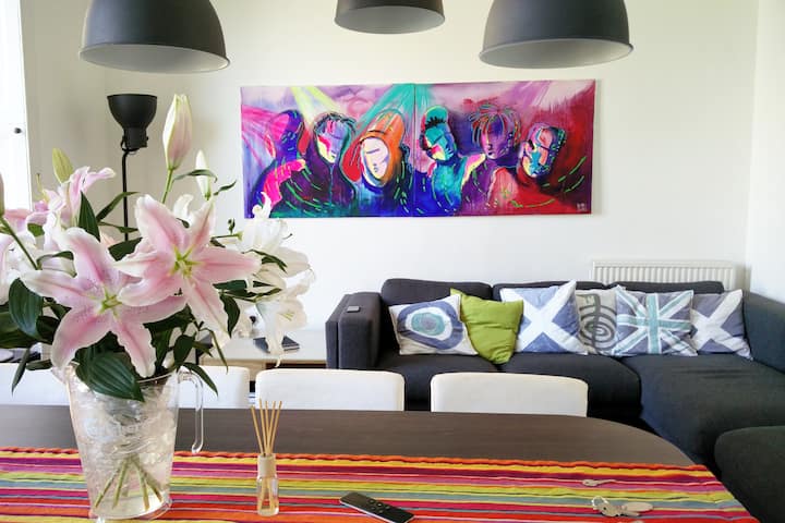 Modern 4-br Central Apartment On Castle Terrace - Edinburgh