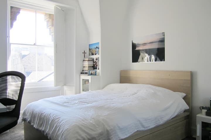 El segundo dormitorio está equipado con una cama doble y un escritorio de estudio. También hay una gran ventana con persianas.
