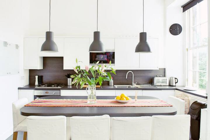 Modern 4-BR Central Apartment on Castle Terrace gallery image 2