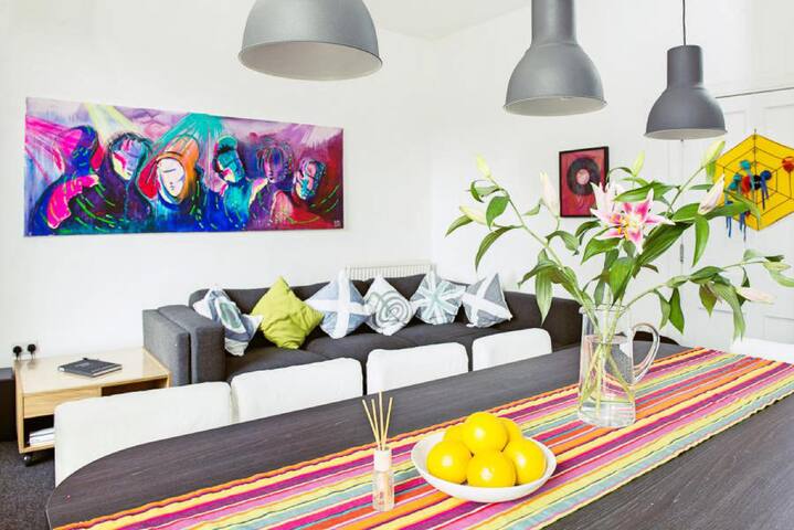 Modern 4-BR Central Apartment on Castle Terrace gallery image 3