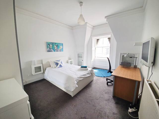 Modern 4-BR Central Apartment on Castle Terrace gallery image 5