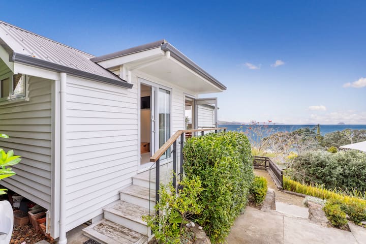 Fleti tofauti ya studio karibu na nyumba iliyo na roshani ya kujitegemea, chumba cha kupumzikia, chumba cha kupikia na chumba cha kulala. 