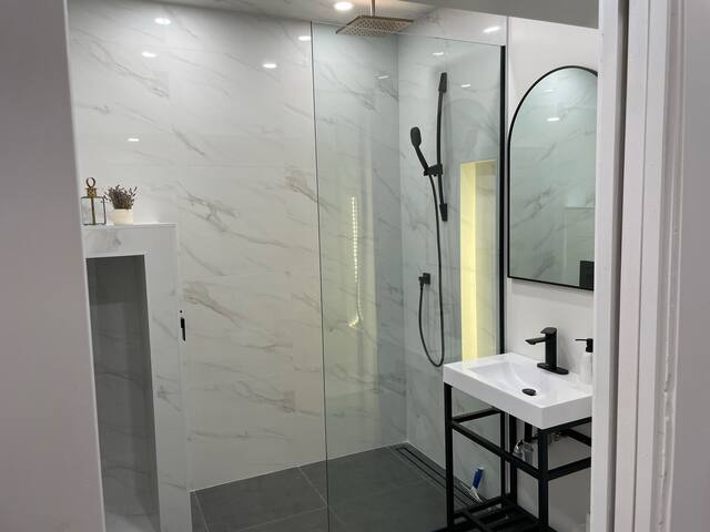 2850 SQFT apt w/ 4BDR-3BATH @Heart Little Italy gallery image 5