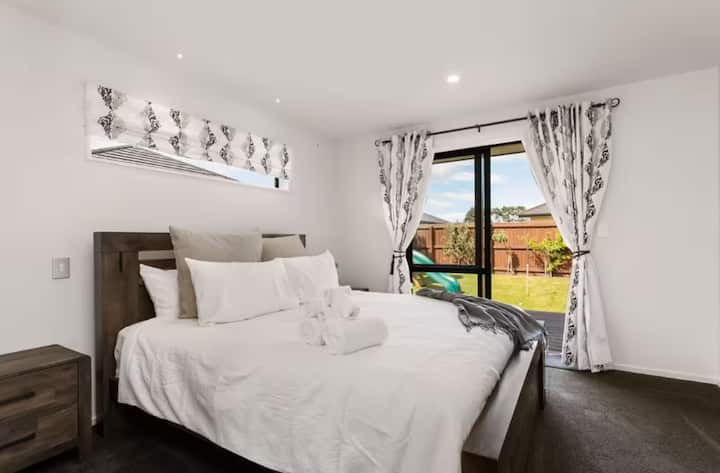 Krevat luksoz dopio "queen" i kompletuar me shtroja hoteli me 5 yje dhe shtroja hoteli me 5 yje.