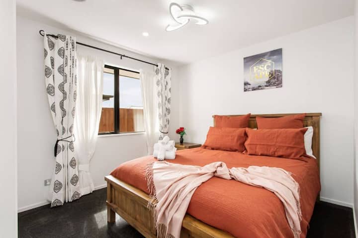 Krevat luksoz dopio "queen" i kompletuar me shtroja hoteli me 5 yje dhe shtroja hoteli me 5 yje.