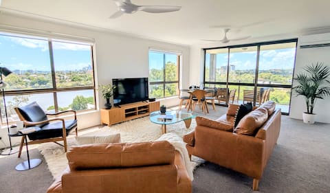 Popular Airbnb listing: *Ferry 3 min walk | Pool | UQ | 2 Parks | Lift* in Brisbane