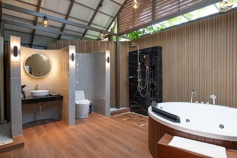 Oasis Jacuzzi Suite BKK Villa