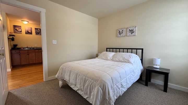 主卧配备标准双人床