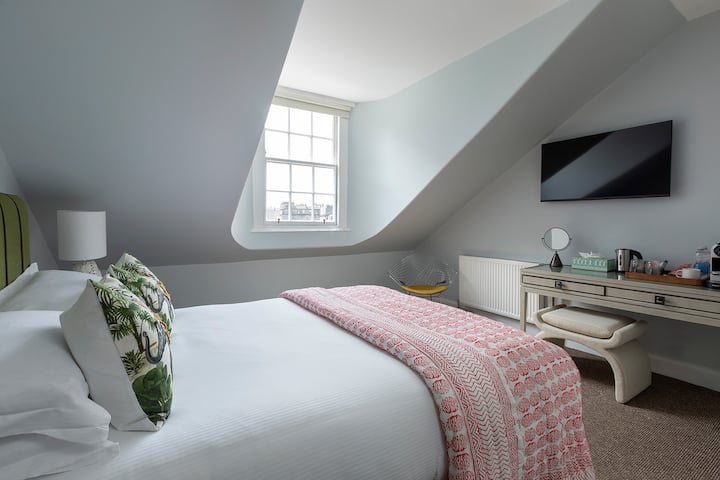 Super Room In Boutique Hotel. New En-suite Shower - Edinburgh