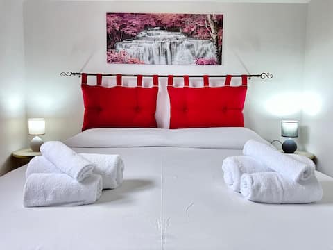 Spacious garden apartment near the sea