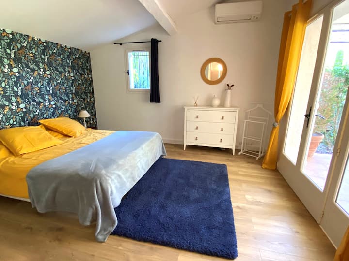 Chambre parentale du RDC avec salle de douche attenante et accès à la terrasse